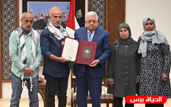 الرئيس يمنح الراحلة والدة الأسير كريم يونس نجمة الحرية